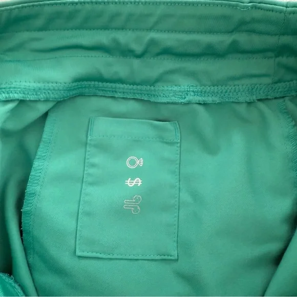 FIGS Surgical Green Scrub Set - Picture 5 of 9